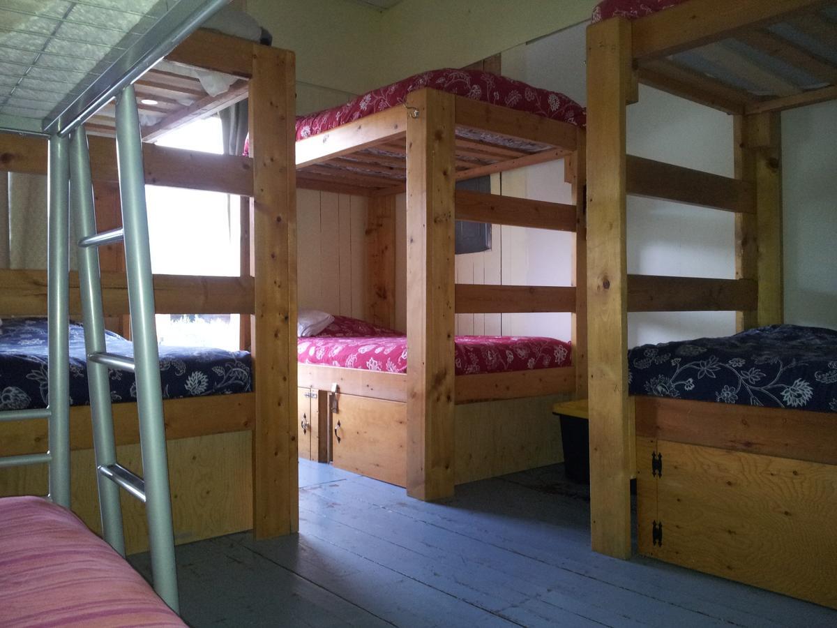 Kicking Horse Backpacker Hostel Golden Exteriér fotografie