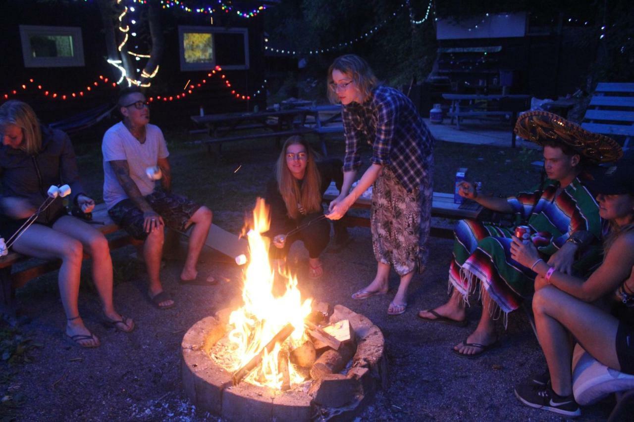 Kicking Horse Backpacker Hostel Golden Exteriér fotografie